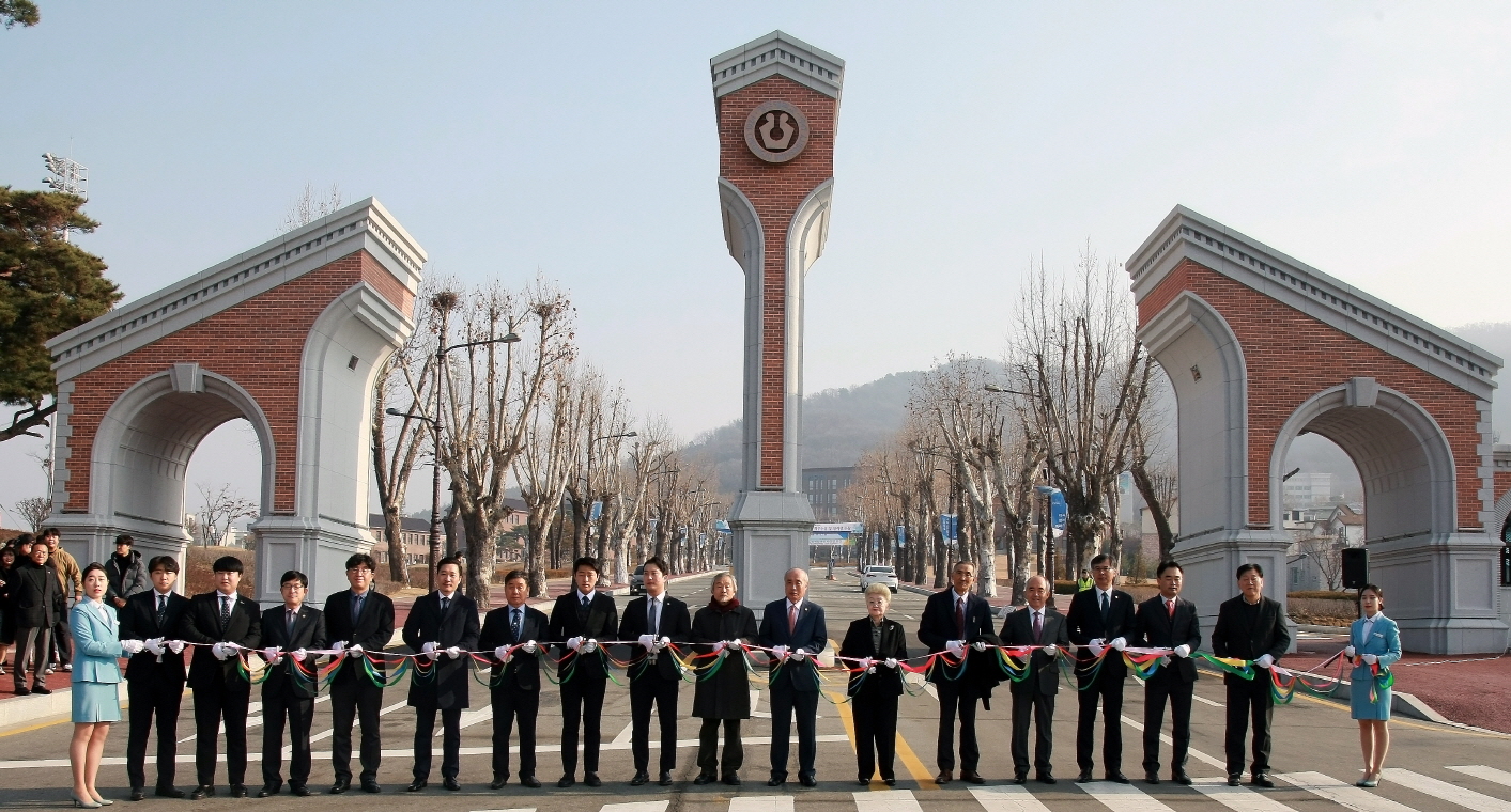 청주대학교 정문 준공식이 19일 오전 대학 정문에서 열렸다. 사진은 정성봉 총장을 비롯한 참석자들이 테이프 커팅을 하고 있는 모습.