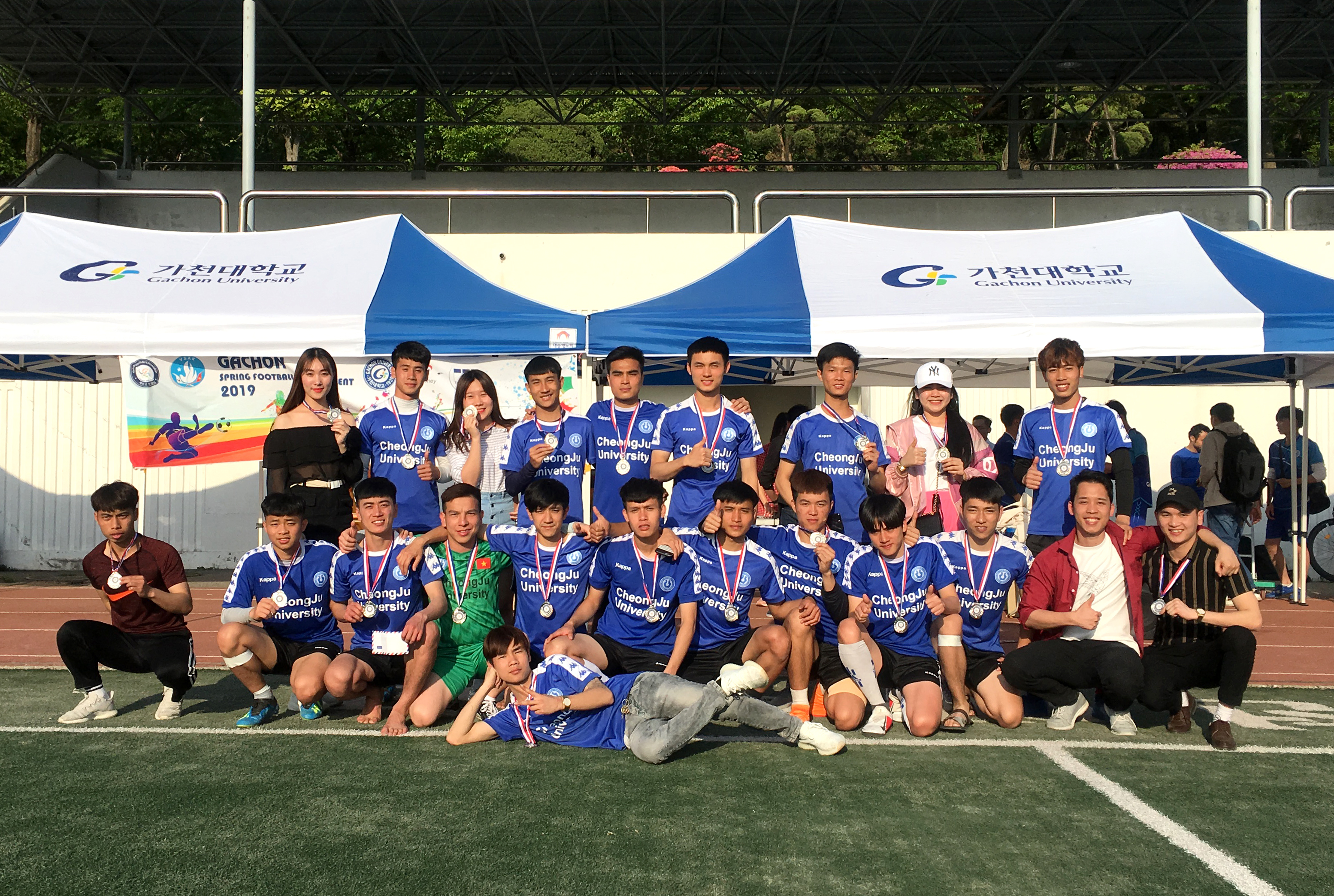 청주대학교 베트남 유학생 축구팀이 가천대학교 베트남학생회가 주최한 ‘2019 가천 봄 축구대회’에서 준우승을 차지하고 기념촬영을 하고 있다.